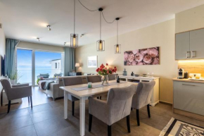 Lakefront Elegant Condo Lela - Happy Rentals